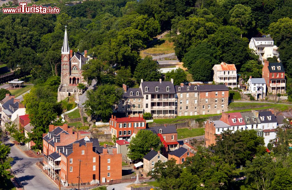 Immagine Veduta aerea della città di Harper's Ferry, West Virginia. Questo Comune prese il nome dal suo primo residente, Robert Harper, che istituì un traghetto per attraversare il fiume Potomac nel 1761.