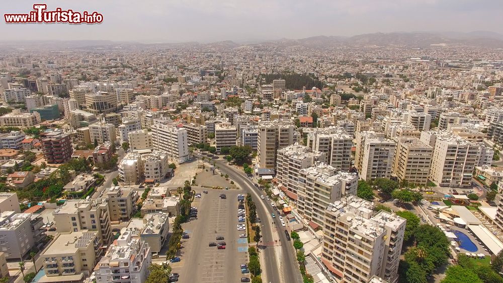 Immagine Veduta aerea della città di Limassol, Cipro. Ricca di storia e cultura, Limassol fu costruita fra due antiche città, Amatunte e Kourion: durante il periodo bizantino era nota come Neapolis, nuova città.