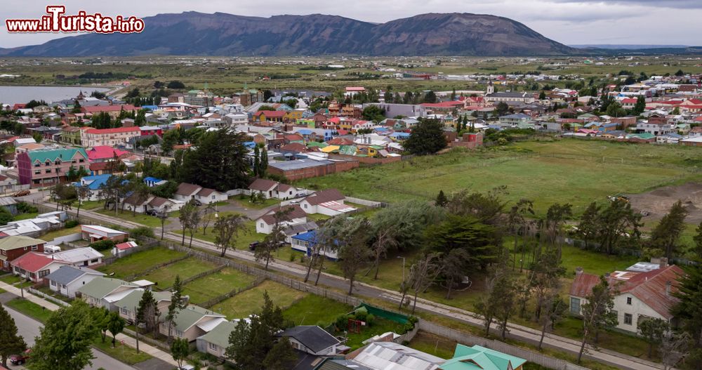 Immagine Veduta aerea della città di Puerto Natales, sud del Cile. Questo Comune della provincia di Ultima Esperanza si trova nella regione delle Magellane e Antartide Cilena.