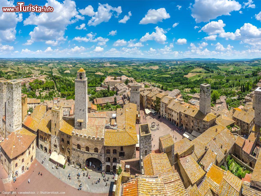 Immagine Veduta aerea della città storica di San Gimignano, Toscana, con la campagna senese sullo sfondo - © canadastock / Shutterstock.com