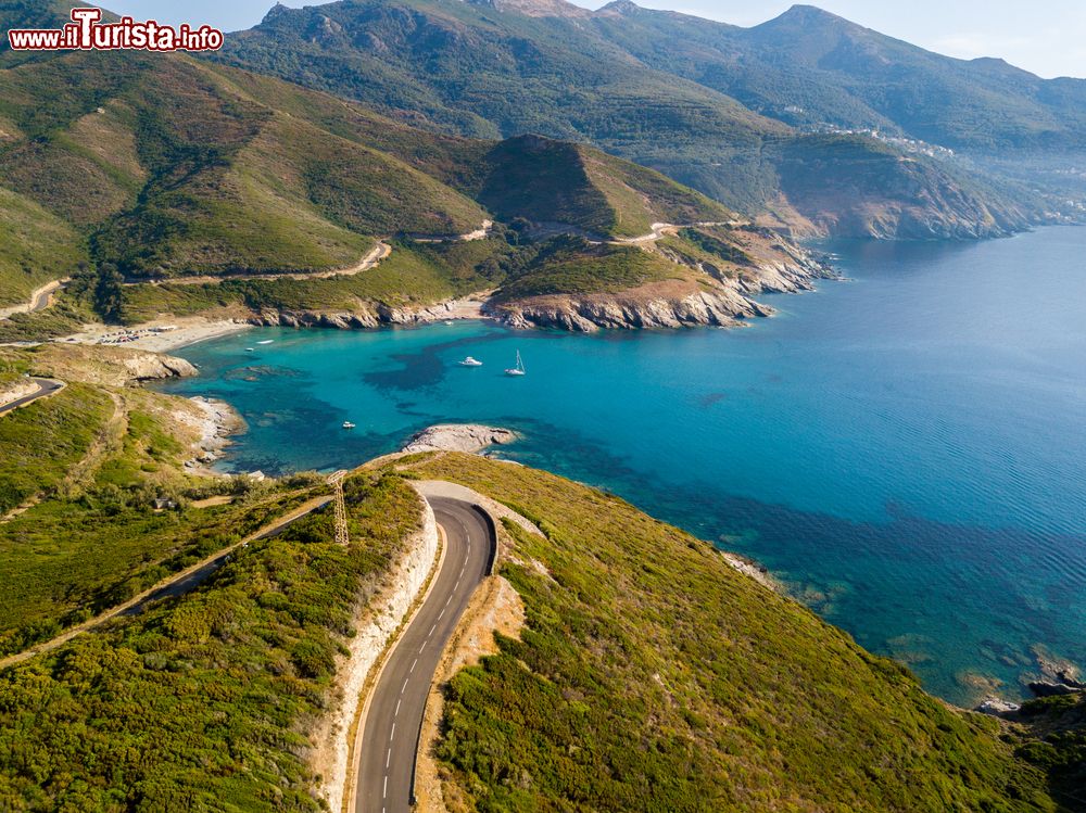 Immagine Veduta aerea della costa della Corsica: siamo sulla penisola di Capo Corso, nel golfo di Aliso. Con la sua natura e i suo borghi, questo territorio dell'isola francese è uno dei più autentici e selvaggi. 