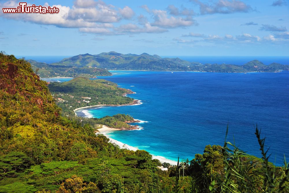 Immagine Veduta aerea della costa dell'isola di Mahé, Seychelles. L'isola più grande dell'arcipelago delle Seychelles è caratterizzata da spiagge di sabbia bianca e da tratti di foresta pluviale.