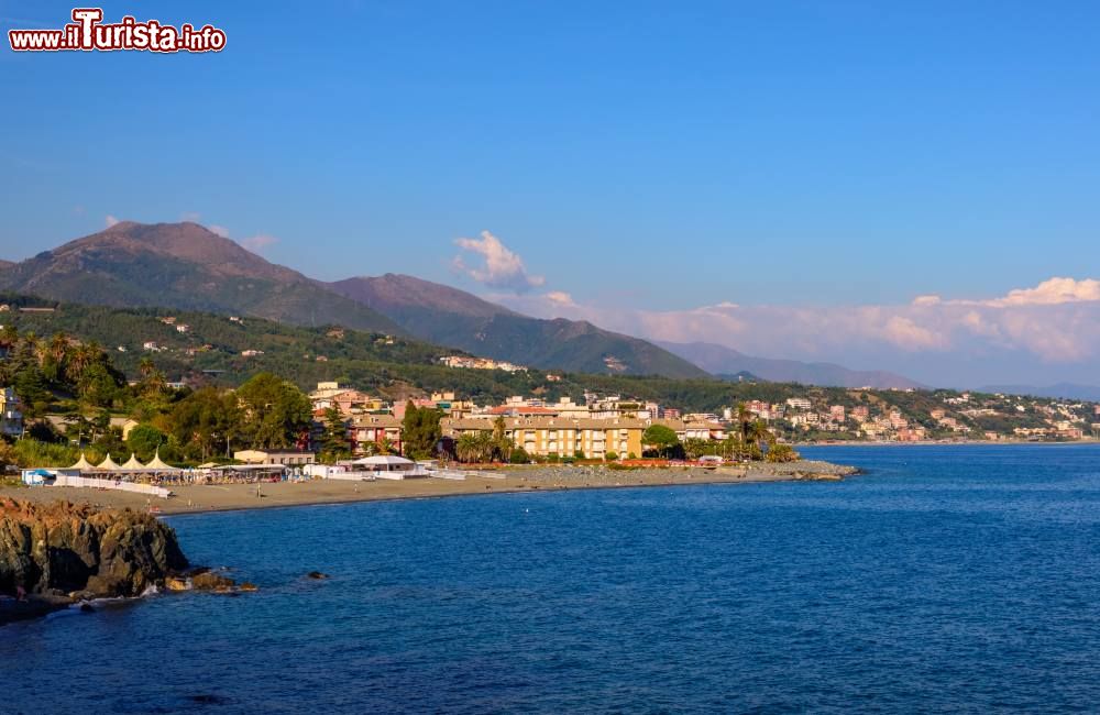 Immagine Veduta aerea della costa ligure fra Cogoleto e Varazze. Cogoleto si trova lungo la costa della Riviera di Ponente a ovest di Genova: buona parte del suo territorio è compreso nel parco naturale regionale del Beigua.