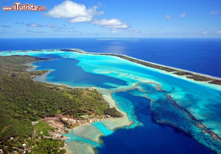 Immagine Veduta aerea della laguna di Bora Bora (Isole della Società, Polinesia Francese): la forma dell'isola è davvero originale, circondata dalla laguna a sua volta racchiusa dal reef. Questo aspetto è dovuto all'origine dell'isola: in passato era un gigantesco complesso vulcanico, che col passare del tempo si è completamente inabissato ad eccezione del vulcano spento di Otemanu, alto 727 metri. - © wilar / Shutterstock.com