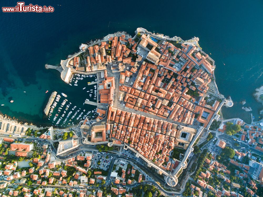 Immagine Veduta aerea dell'antica città di Dubrovnik, Croazia, popolare attrazione turistica dell'Adriatico. Fra le città più belle ed interessanti della costa croata, Ragusa è ricca di monumenti storici, artistici e di bellezze naturali.