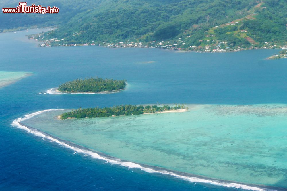 Immagine Veduta aerea dell'atollo dell'isola di Huahine, Polinesia Francese. Come gran parte delle isole polinesiane, anche Huahine è circondata dalla barriera corallina.