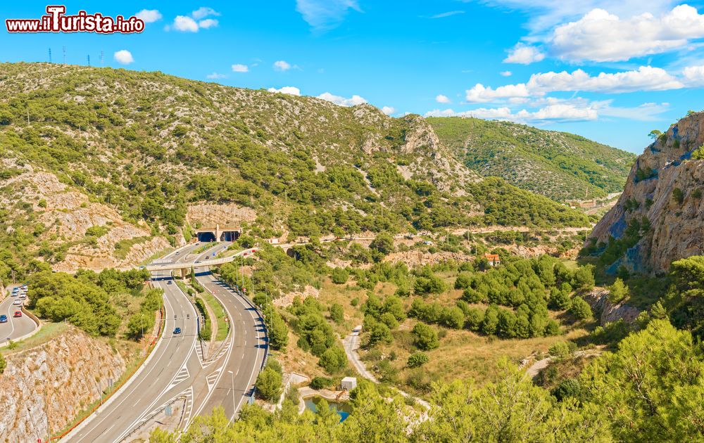 Immagine Veduta aerea dell'autostrada che da Barcellona porta a Sitges, Spagna.