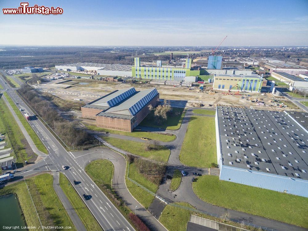 Immagine Una veduta aerea dell'azienda finlandese Outokumu a Krefeld, Germania. Quest'industria opera nella produzione di acciaio inossidabile - © Lukassek / Shutterstock.com