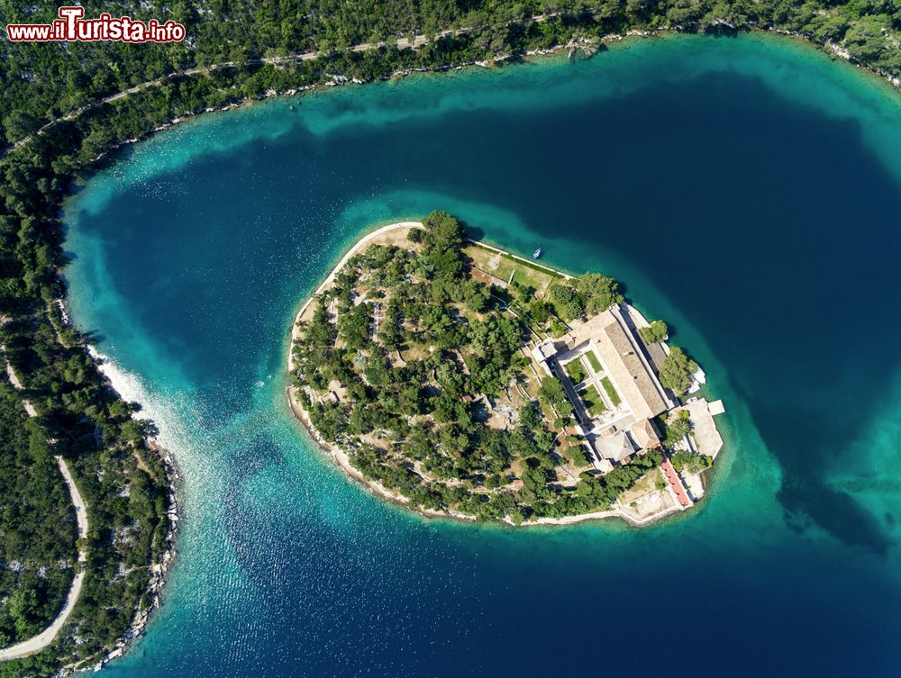 Immagine Veduta aerea dell'isolotto di Santa Maria a Mljet, Croazia. Questo antico monastero sorge al centro del lago grande di Meleda in Dalmazia.