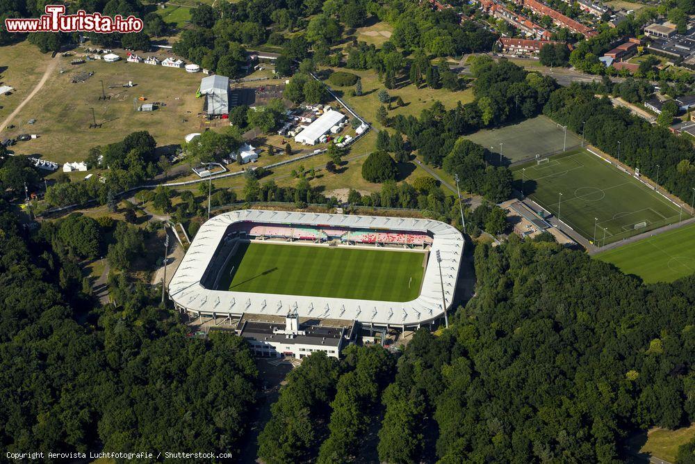 Immagine Veduta aerea dello stadio De Goffert a Nijmegen, Olanda. Qui gioca la squadra calcistica NEC che milita nella Premier League olandese - © Aerovista Luchtfotografie / Shutterstock.com