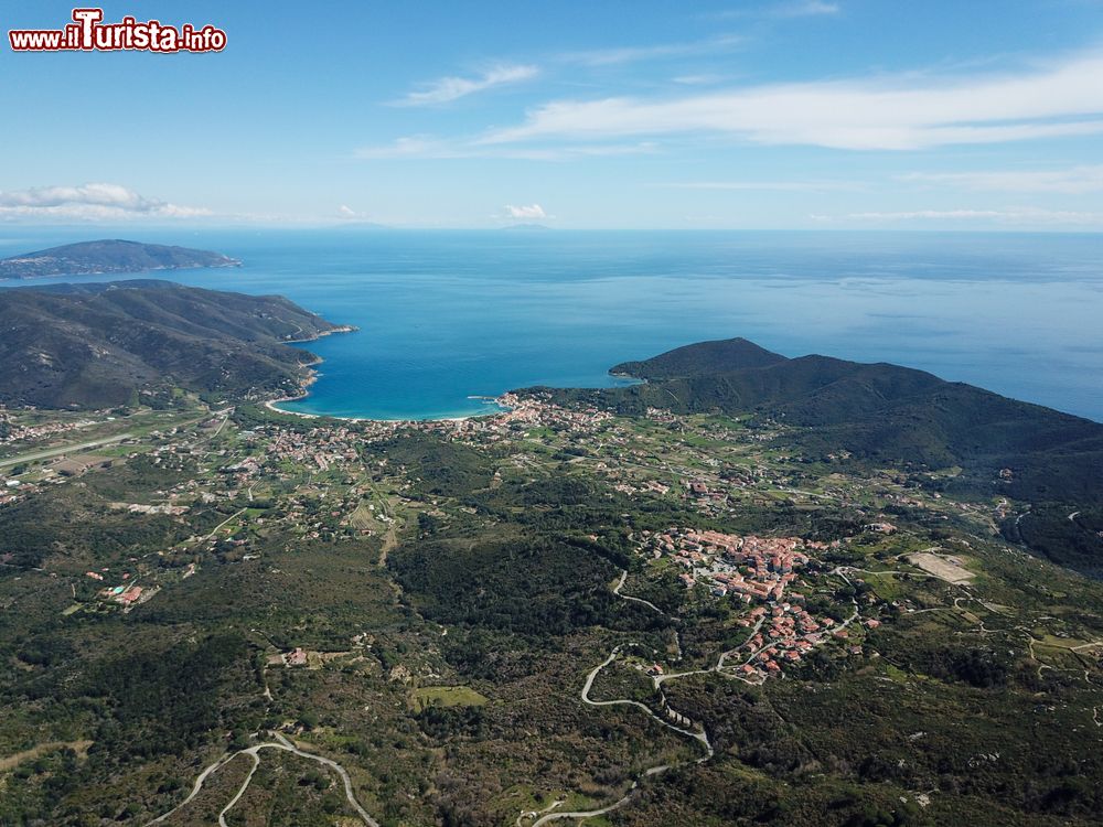 Immagine Veduta aerea di Campo nell'Elba sul mare della Toscana