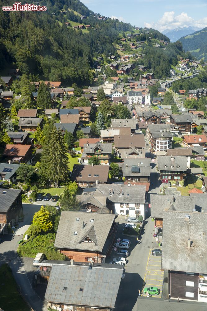 Immagine Veduta aerea di Champery, Svizzera. Situato nella Valle d'Illiez, il villaggio è inserito nel gigantesco comprensorio sciistico delle Portes du Soleil.