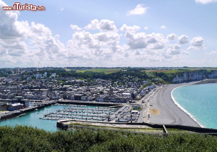 Immagine Veduta aerea di Fecamp, Alta Normandia, Francia. E' situato sull'Oceano Atlantico, presso lo Stretto della Manica, nel nord-est della Francia. E' uno dei principali porti francesi per la pesca del merluzzo.