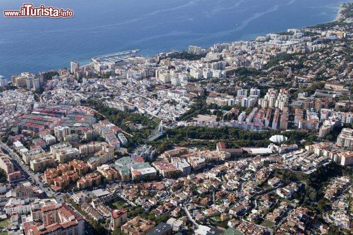 Immagine Veduta aerea di Marbella, Spagna. Marbella è stata in passato un possedimento islamico, periodo a cui risalgono il castello, le mura cittadine e il nome stesso che deriva dall'arabo Marbil-la. Nel 1485 gli spagnoli riconquistarono poi la città - © tupatu76 / Shutterstock.com