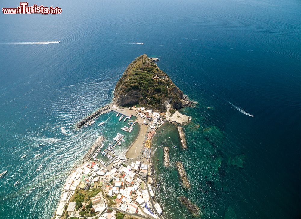 Immagine Veduta aerea di Sant'Angelo a Ischia, costa sud.