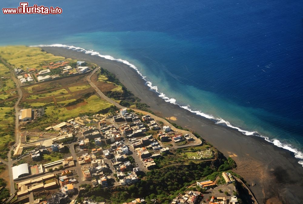 Immagine Veduta aerea di São Filipe, capoluogo dell'isola di Fogo, Capo Verde, lambita dalle acque dell'Oceano Atlantico.