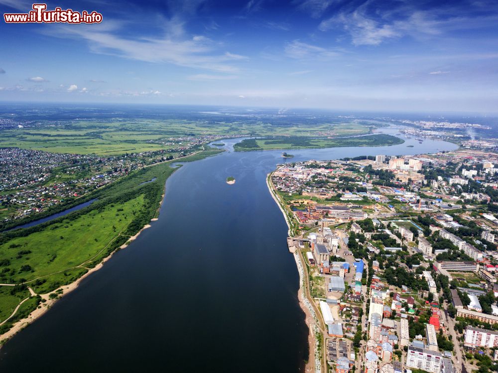 Immagine Veduta aerea della città di Tomsk (Russia) e del fiume Tom' che la attraversa.