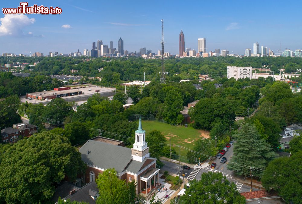 Immagine Veduta aerea di una chiesa a Virginia Highlands Neighborhood, Atlanta, USA.