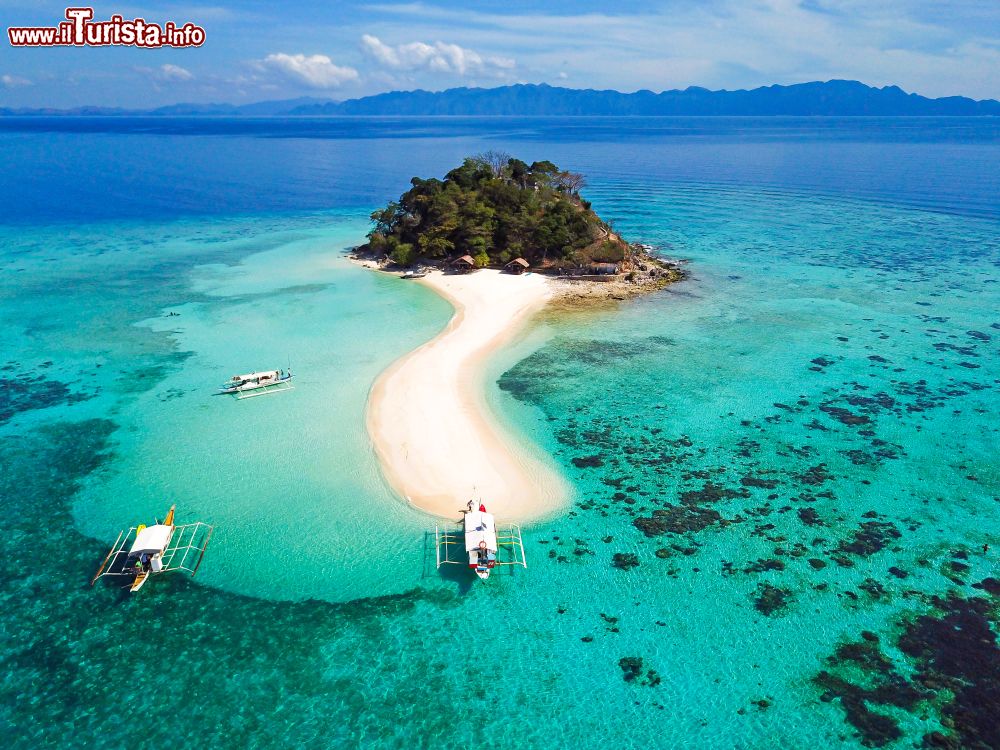 Immagine Veduta aerea di una spiaggia a Coron, isola di Palawan.