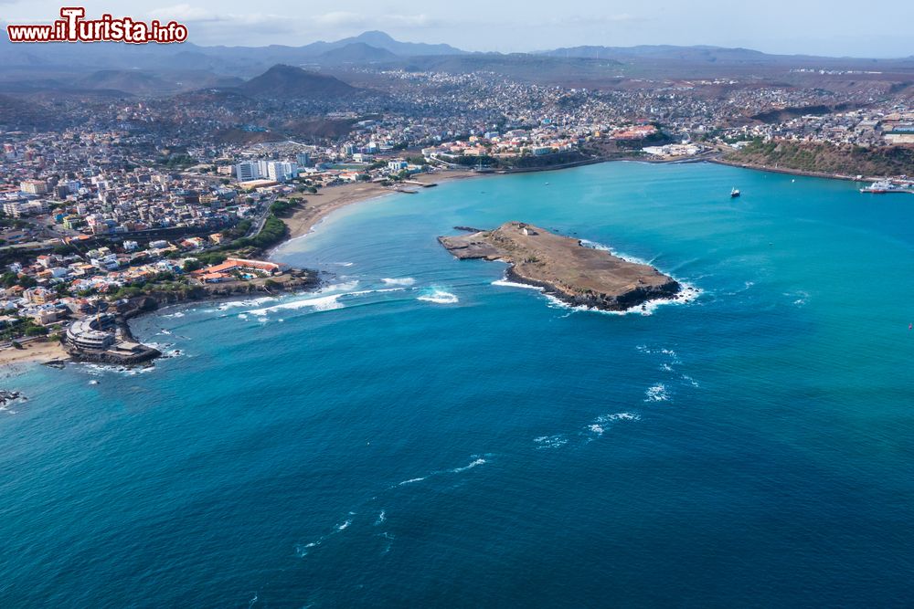 Immagine Veduta aerea dell'isola di Santiago e in particolare della sua città principale, Praia, capitale di Capo Verde.