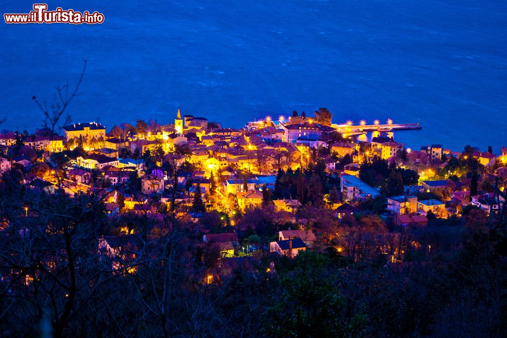 Immagine Veduta aerea notturna di Lovran, Croazia. La città è circondata da boschi di lauro da cui deriva il nome.