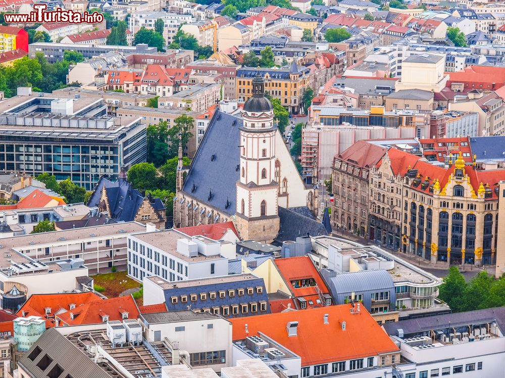 Immagine Veduta aerea sui tetti del centro storico di Lipsia, Germania, con la chiesa di San Thomas.
