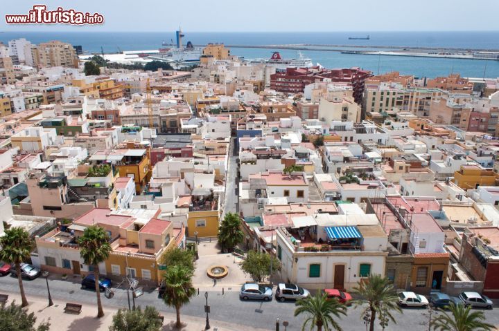 Immagine Veduta aerea sui tetti di Almeria, Spagna. Affacciata sul Mediterraneo, questa città di 200 mila abitanti situata in Andalusia, nel sud della Spagna, presenta tracce di un'evidente influenza architettonica e culturale araba