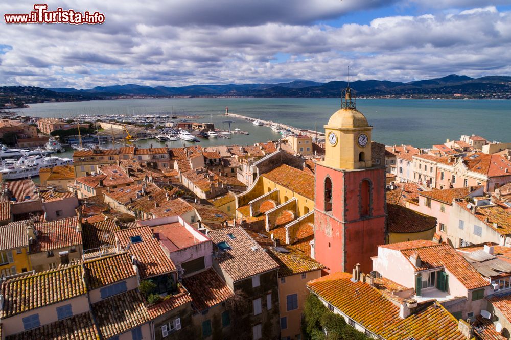 Immagine Veduta aerea sui tetti di Saint-Tropez in Costa Azzurra (Francia).