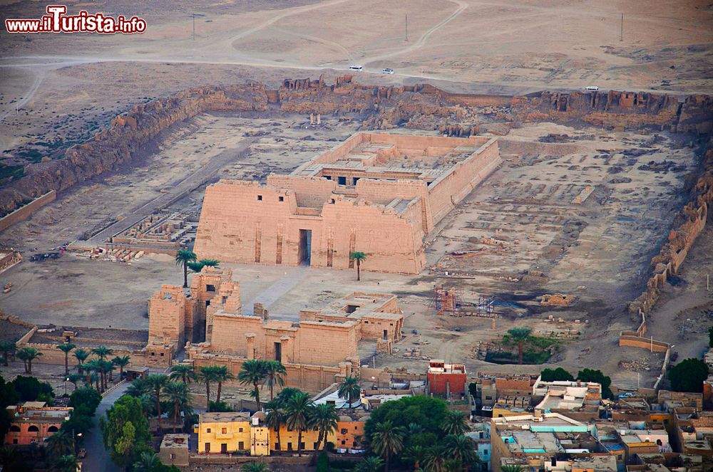 Immagine Veduta aerea del tempio di Habu Medinet voluto da Ramesse III presso la necropoli di Tebe. oggi Luxor (Egitto).