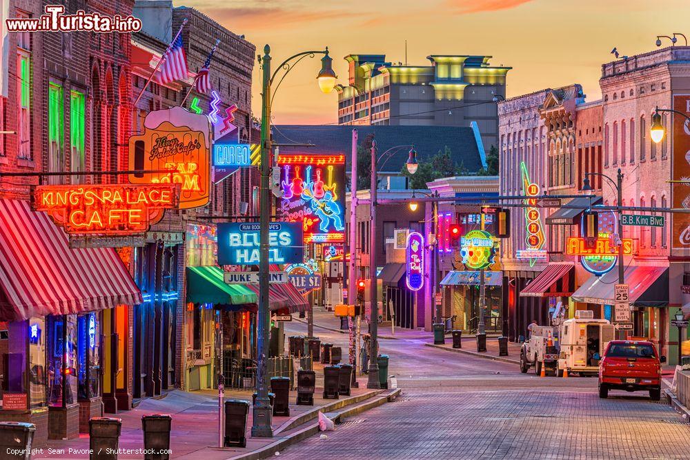 Immagine Veduta al crepuscolo della storica Beale Street a Memphis, Tennessee: qui si trovano locali e club legati alla musica blues - © Sean Pavone / Shutterstock.com