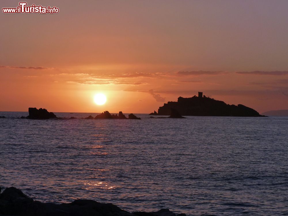 Immagine Veduta al tramonto dell'isola dello Sparviero, Punta Ala, Toscana. Prevalentemente roccioso, quest'isolotto è noto sin dall'epoca tardomedievale per la presenza di una torre di avvistamento.