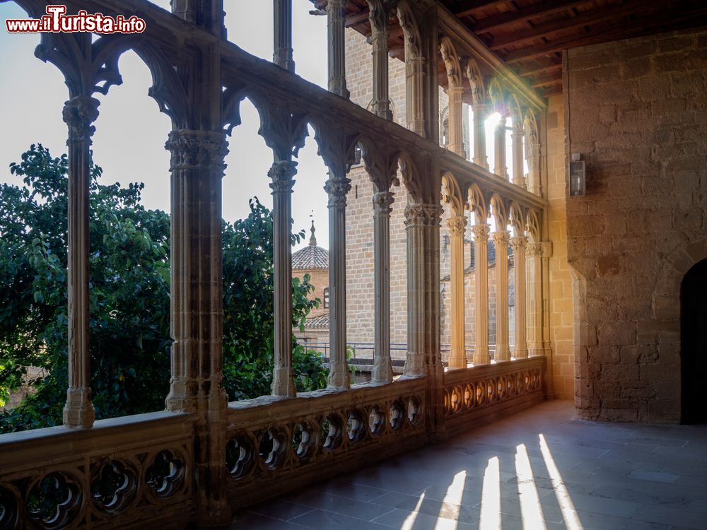 Immagine Veduta attraverso il porticato del castello di Olite, Spagna.
