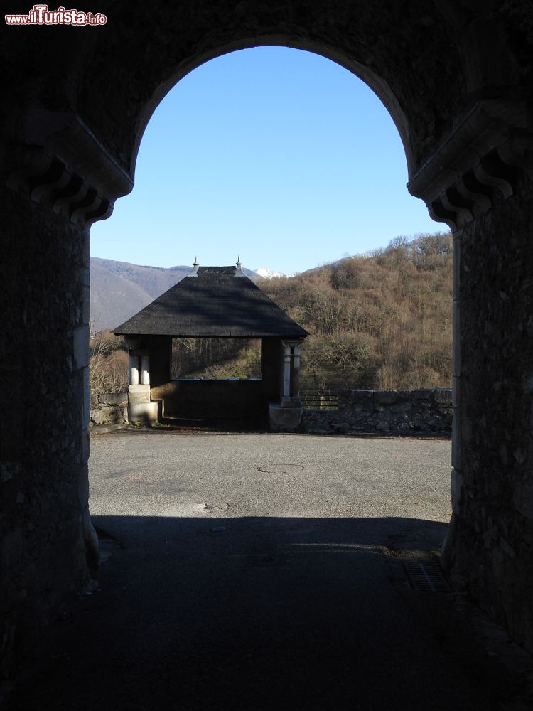 Immagine Veduta attraverso un arco nel borgo di Saint-Bertrand-de-Comminges (Francia).