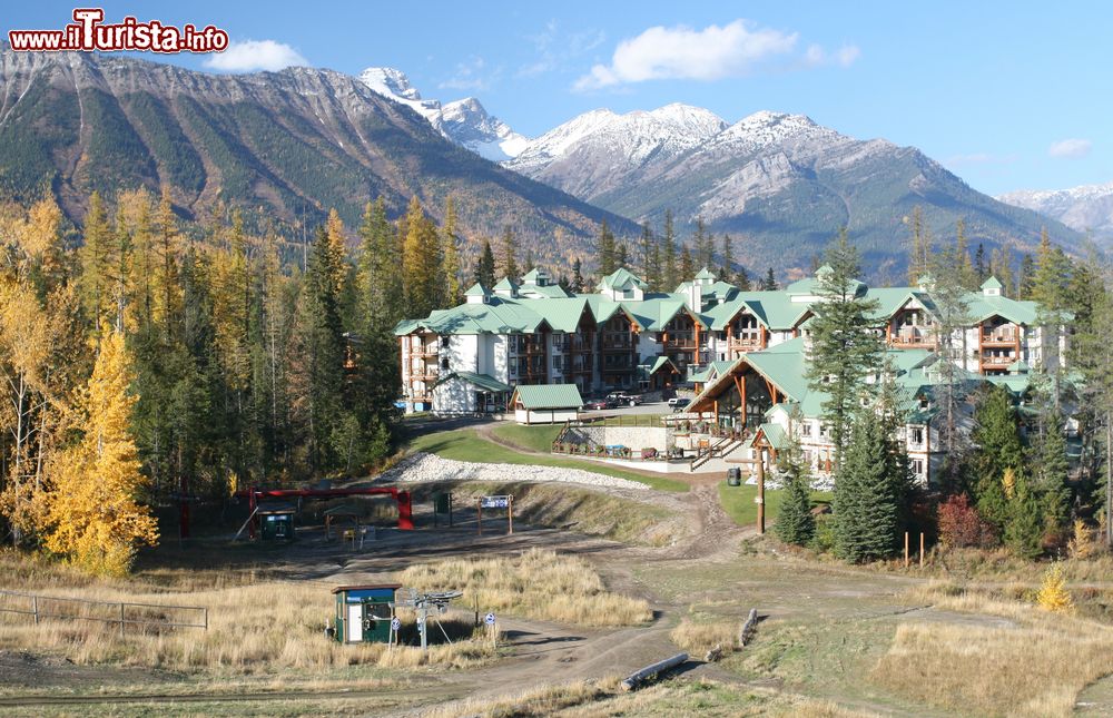 Immagine Veduta autunnale dell'Alpine Resort Village a Fernie, Canada.