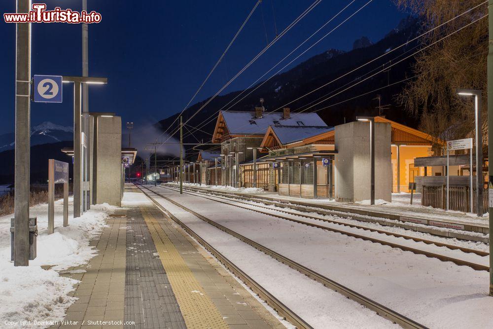 Immagine Veduta by night con neve della banchina nella stazione ferroviaria di Dobbiaco, Trentino Alto Adige - © Dzerkach Viktar / Shutterstock.com