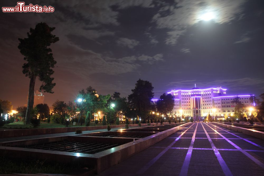 Immagine Veduta by night del centro cittadino di Dushanbe, Tagikistan.