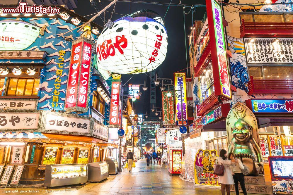 Immagine Veduta by night del distretto Shinsekai di Osaka, Giappone. Il quartiere venne creato nel 1912 e New York e Parigi ne furono i modelli iniziali - © gowithstock / Shutterstock.com