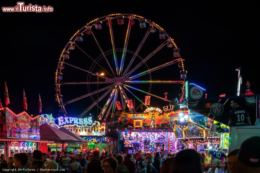 Immagine Veduta by night del festival folk di Augusta in Kleiner Exerzierplatz, Germania - © KH-Pictures / Shutterstock.com