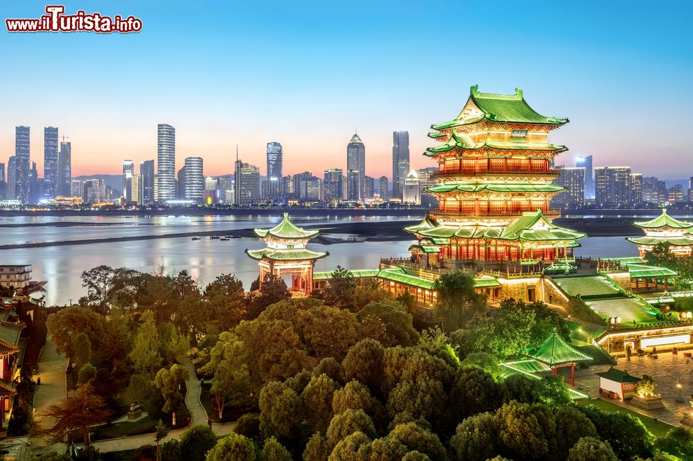 Immagine Veduta by night del Nanchang Tengwang Pavilion, uno dei principali antichi edifici cinesi. Distrutto e ricostruito molte volte nella sua storia, questo edificio nella versione attuale risale al 1989.