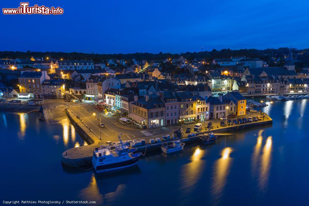 Immagine Veduta by night del porto di Le Palais sull'isola di Belle Ile en Mer, Francia. Sullo sfondo le tipiche abitazioni dei pescatori - © Matthieu Photoglovsky / Shutterstock.com