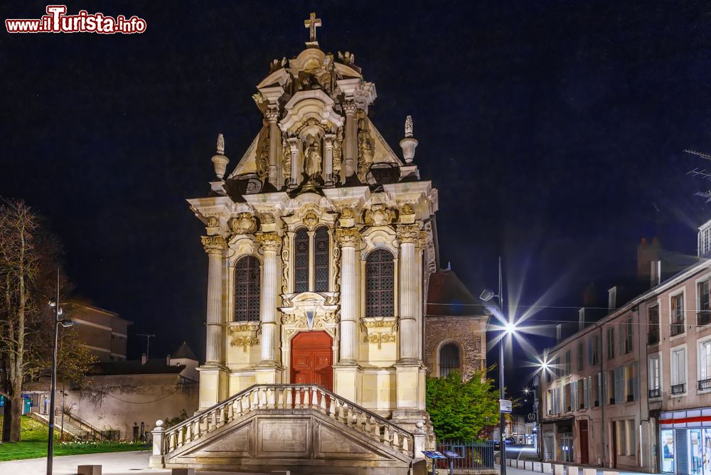 Immagine Veduta by night della chiesa di Santa Maria a Nevers, Francia. La sua facciata è uno splendido esempio di stile barocco.