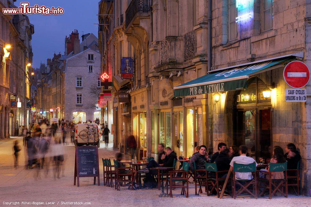 Immagine Veduta by night della Grand Rue nel centro di Besancon, Francia. Sulla destra, il Pub l'Etoile con clienti seduti ai tavoli all'aperto - © Mihai-Bogdan Lazar / Shutterstock.com