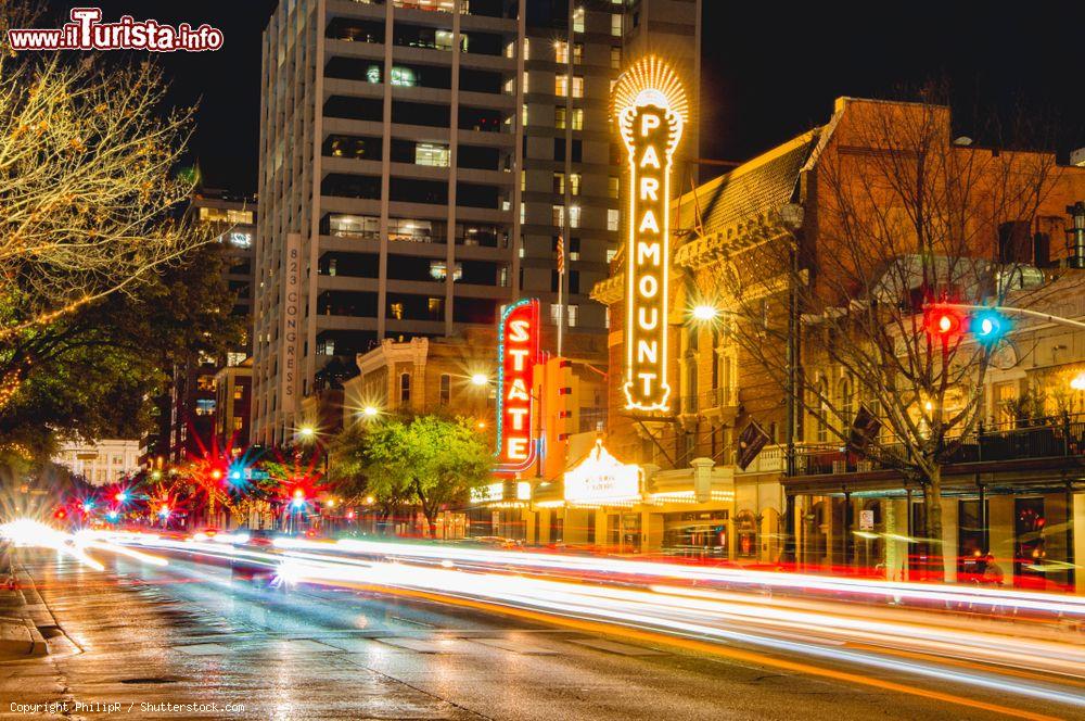 Immagine Veduta by night della Paramount and State Theaters nel centro di Austin, Texas (Stati Untii d'America)  - © PhilipR / Shutterstock.com