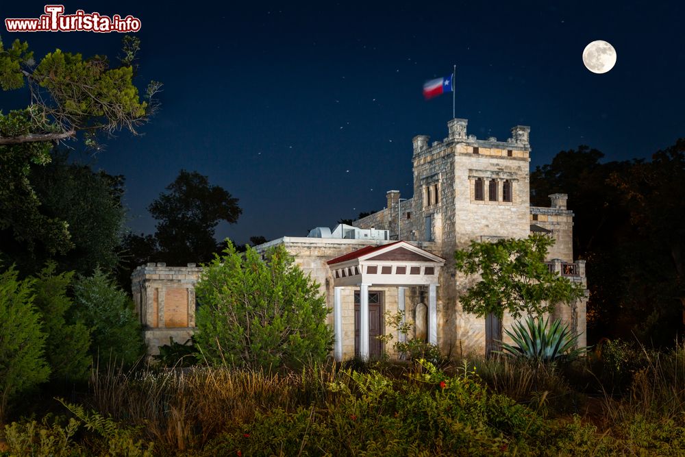 Immagine Veduta by night dell'Elisabet Ney Museum di Austin, Texas (USA). Ospitato nell'ex studio della scultrice, mostra la sua vita e le sue opere. 