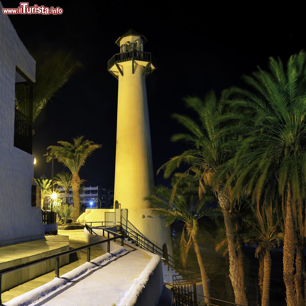 Immagine Veduta by night di Playa del Aguila, Aguilas, Gran Canaria, Spagna. Uno scorcio della passeggiata lungomare e del molo illuminato di sera.