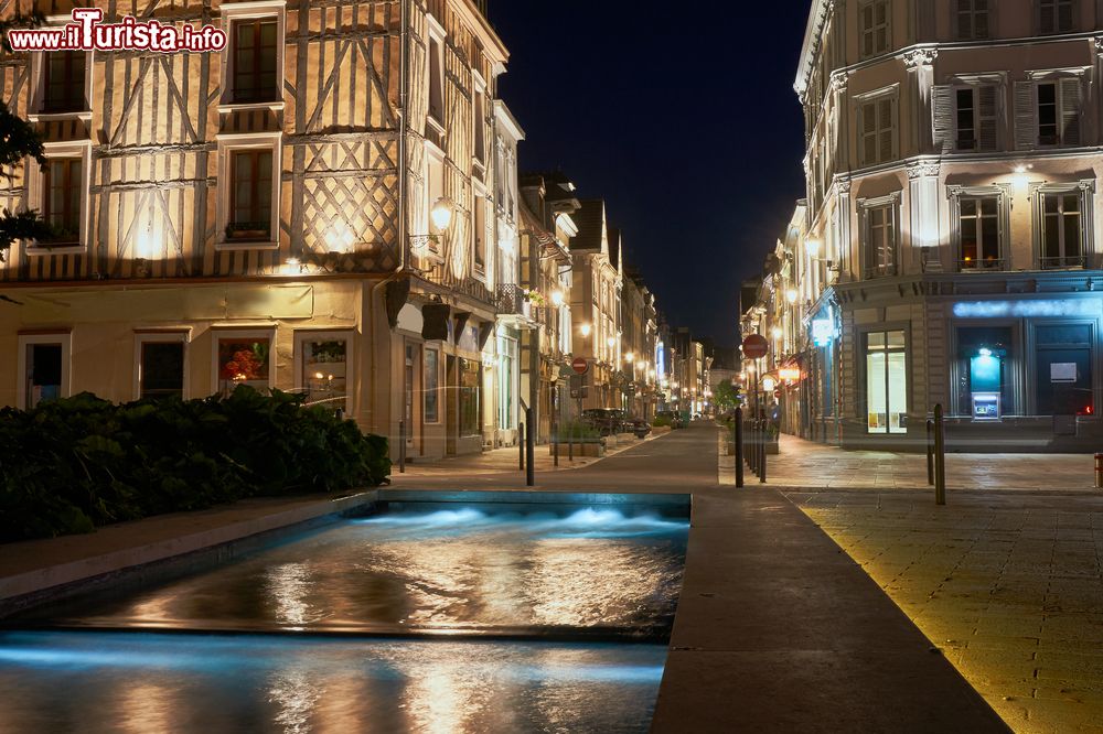 Immagine Veduta by night di una fontana nel centro di Troyes, Francia.