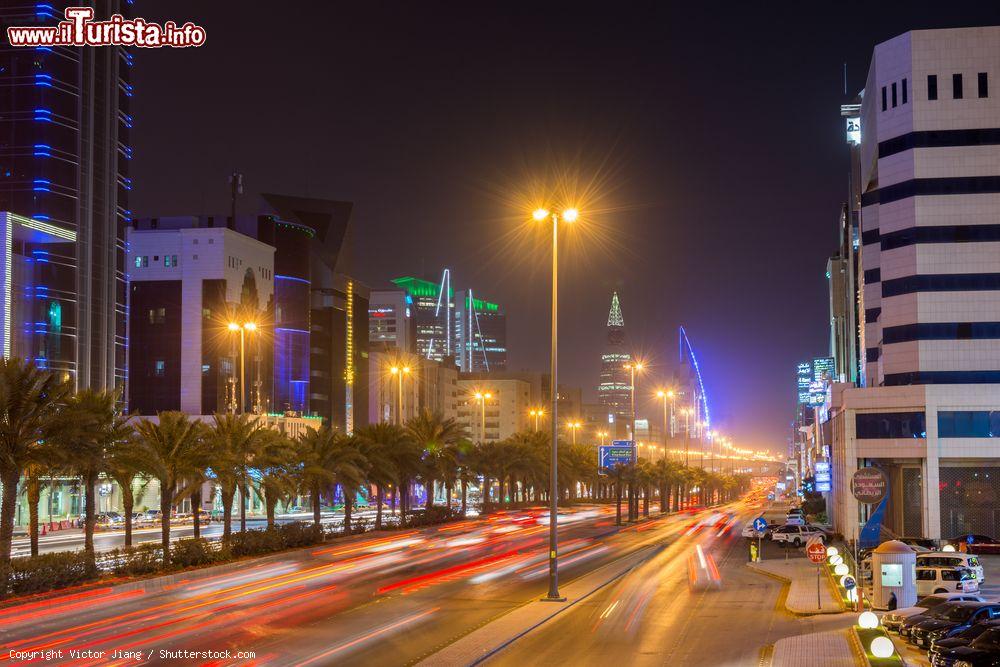 Immagine Veduta by night di una strada nel centro di Riyadh, Arabia Saudita - © Victor Jiang / Shutterstock.com