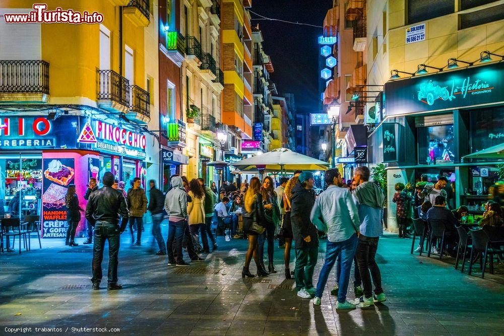 Immagine Veduta by night di una stradina di Alicante, Spagna, affollata di gente - © trabantos / Shutterstock.com