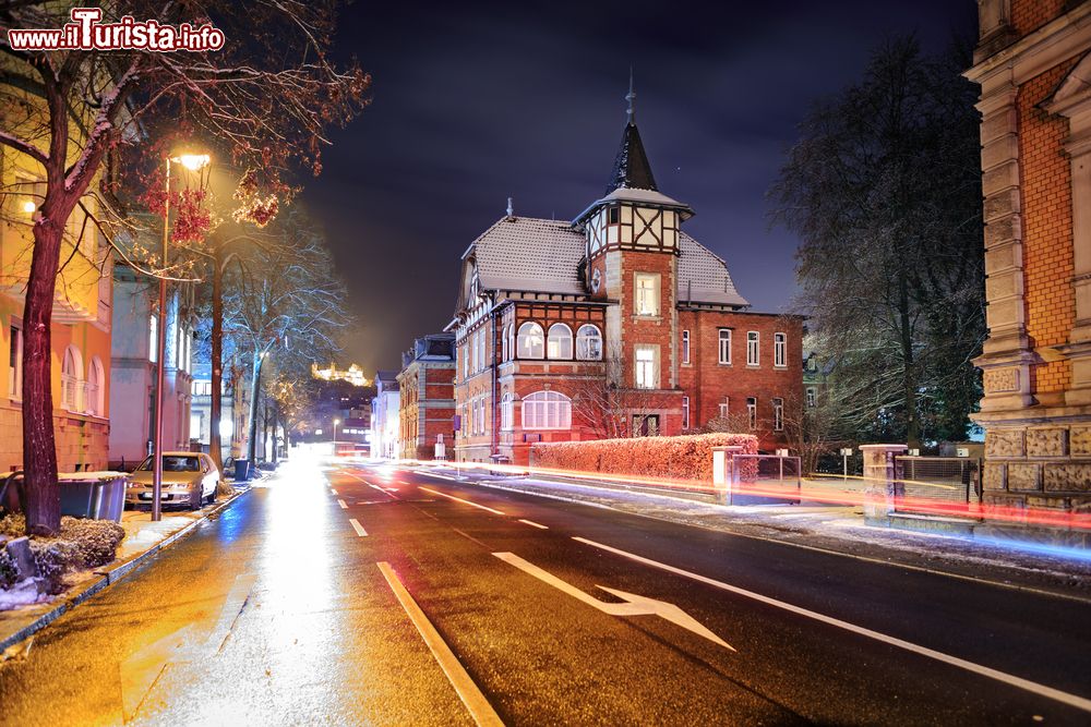Immagine Veduta by night di una via del centro storico di Coburgo in inverno, Germania.