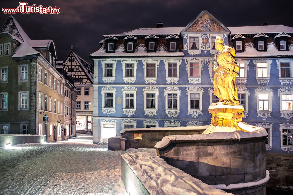 Immagine Veduta by night di una via di Bamberga ricoperta di neve, Baviera, Germania.